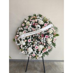 CORONA FÚNEBRE PREMIUM CON ROSAS BLANCAS Y FLOR ROSA