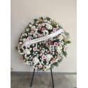 CORONA FÚNEBRE PREMIUM CON ROSAS BLANCAS Y FLOR ROSA