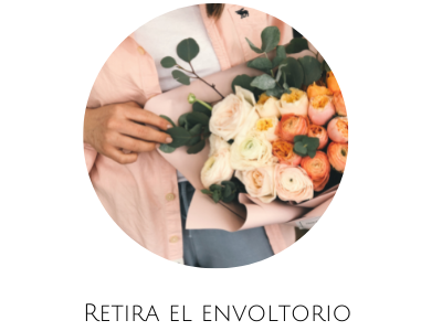 retira el envoltorio del ramo de flores variadas